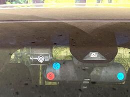 【ホンダセンシング】走行中に前方の車両等を認識し、衝突しそうな時は警報とブレーキで衝突回避と被害軽減をアシスト。より安全にドライブをお楽しみいただけます。