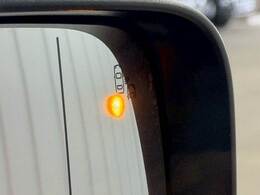 【ブラインドスポットモニター（BSM）】車線変更時に車両後方から来る車両を検知し安全をサポートする装置です。