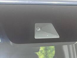 【ホンダセンシング】走行中に前方の車両等を認識し、衝突しそうな時は警報とブレーキで衝突回避と被害軽減をアシスト。より安全にドライブをお楽しみいただけます。