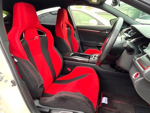 【専用スポーツシート】ホールド性に優れ、カーブ時の体が流れを抑制してくれます。また、体にフィットするから腰や背中が疲れにくく、ロングドライブや高速走行でも快適にお過ごしいただけます♪