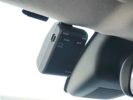 ◆ドライブレコーダー◆映像・音声などを記録する自動車用の装置です。　もしもの事故の際の記録はもちろん、旅行の際の思い出としてドライブの映像を楽しむことができます。