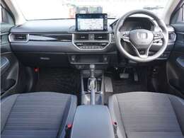 視界広々で非常に運転しやすくロングドライブでも疲れを感じさせないすっきりとまとまったインパネ周りです。
