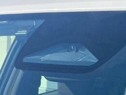 【ホンダセンシング】走行中に前方の車両等を認識し、衝突しそうな時は警報とブレーキで衝突回避と被害軽減をアシスト。より安全にドライブをお楽しみいただけます。