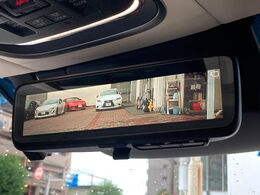 【デジタルインナーミラー】後席の大きな荷物や同乗者で後方が確認しづらい時でも安心！カメラが撮影した車両後方の映像をルームミラー内に表示。クリアな視界で状況の確認が可能です！