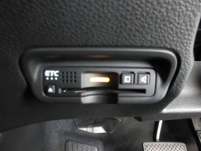 今や標準装備になりつつあるETC車載器も装着されております。料金所を通過するときも楽々です。