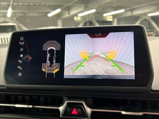 【カラーバックモニター】を装備しております。リアの映像がカラーで映し出されますので日々の駐車も安心安全です。