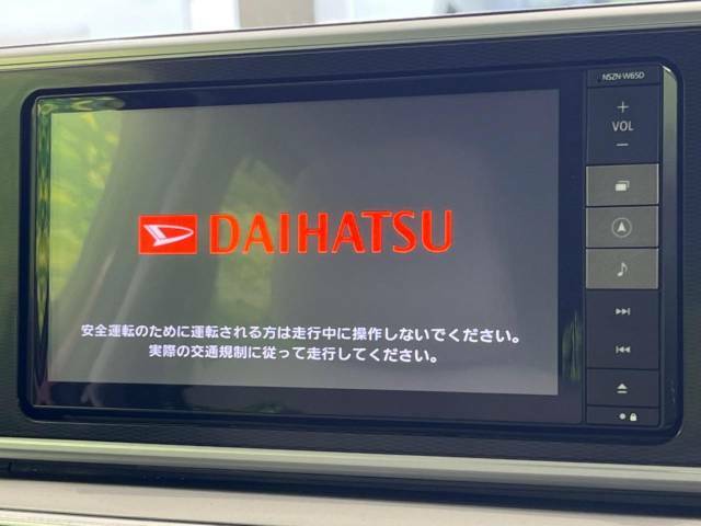 【純正ナビ】人気の純正ナビを装備しております。ナビの使いやすさはもちろん、オーディオ機能も充実！キャンプや旅行はもちろん、通勤や買い物など普段のドライブも楽しくなるはず♪