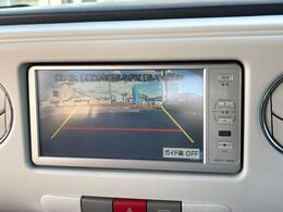 【バックカメラ】駐車時に後方がリアルタイム映像で確認できます。大型商業施設や立体駐車場での駐車時や、夜間のバック時に大活躍！運転スキルに関わらず、今や必須となった装備のひとつです！