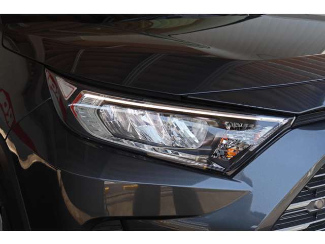LEDヘッドライト標準装備です。悪天候や夜間走行も安心して運転できます。