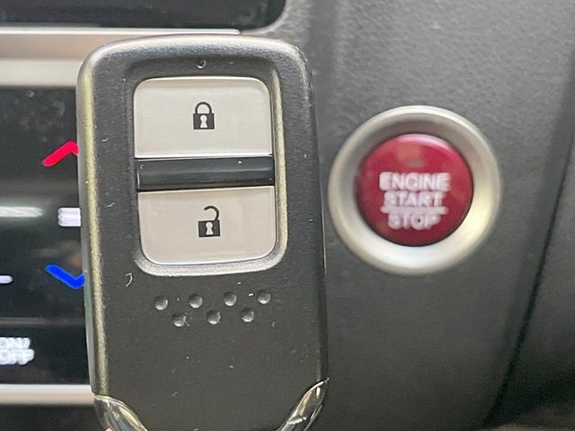 【Hondaスマートキー】カバンやポケットに入れたままでもドアの施錠・解錠が可能なスマートキーを装備。エンジンのオン・オフ時もカギを取り出す必要が無いからとっても便利です♪