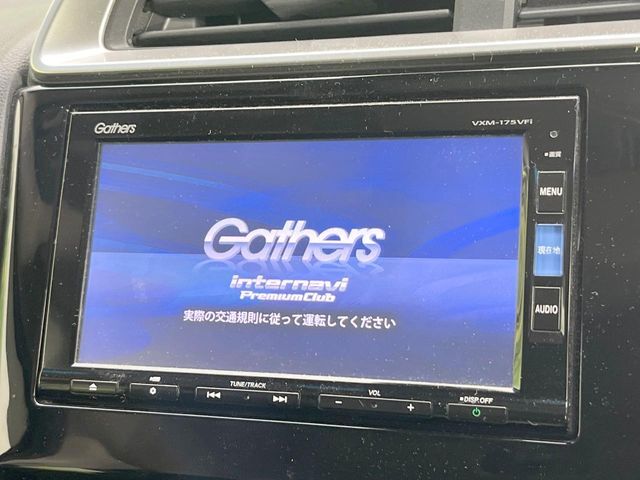 【純正ナビ】人気の純正ナビを装備しております。ナビの使いやすさはもちろん、オーディオ機能も充実！キャンプや旅行はもちろん、通勤や買い物など普段のドライブも楽しくなるはず♪