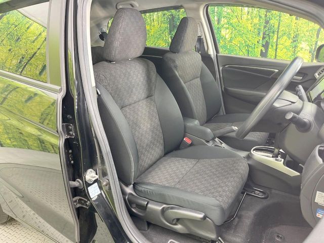 運転席シート廻りは使用感も少なく、良好な状態となっています。前オーナー様が丁寧に使っていたことがよくわかりますね。