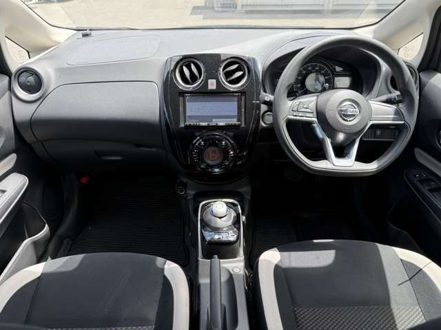 視界がよく運転しやすい設計となっております。インパネ周りもすっきりと洗練されたデザインで高級感が溢れています。日々のドライブを飽きさせません。
