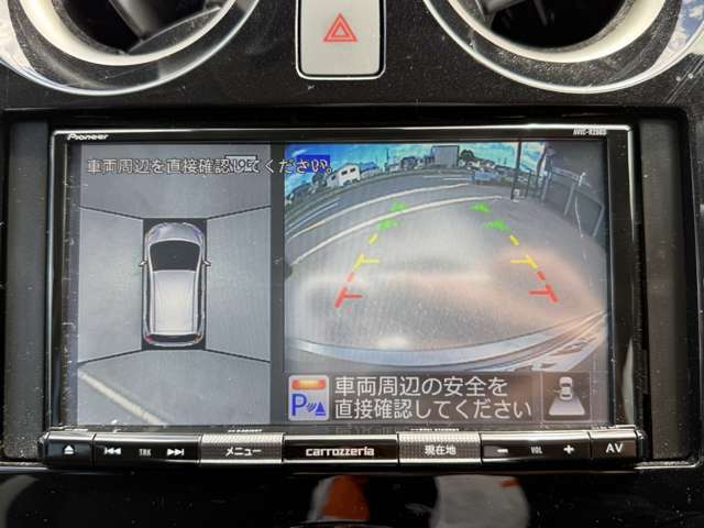 【全方位カメラ】クルマを真上から見下ろしているかのような映像によって、車庫入れや縦列駐車などの駐車時に、自車と駐車位置の関係をひと目で確認でき、スムースな駐車をサポート！