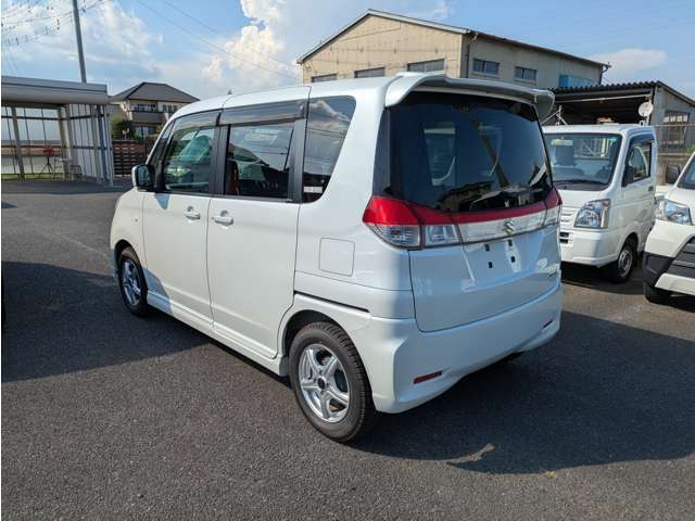 現在、装着しているタイヤがスタッドレスで車内にあるものがノーマルタイヤになります。