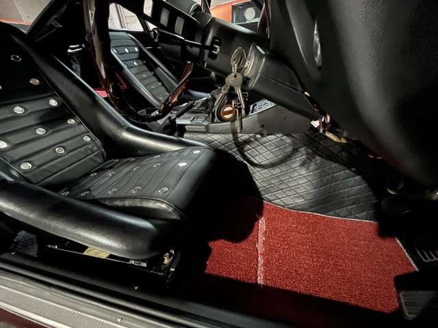 【運転席】座り心地が良いシートなので長時間の運転でも快適にお過ごしいただけます。新品のフロアマットのご注文も可能です。掲載箇所以外にご希望の写真がございましたらお気軽にお問い合わせ下さい。