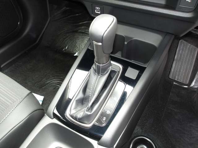CVT、更にパドルシフトで高速や山道もスムーズに走ります。