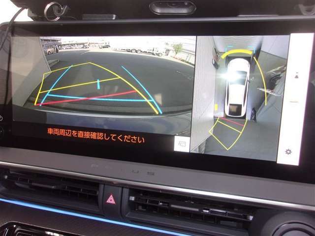 パノラミックビューモニター付きです。車両を上から見たような映像をディスプレイオーディオ画面に表示、運転席からの目線だけでは見にくい、車両周辺の状況をリアルタイムでしっかり確認できます。