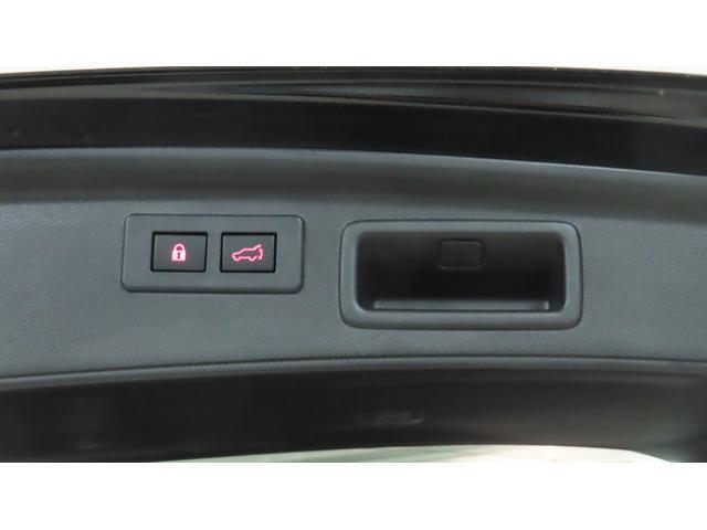”ボタンを押せば、リヤゲートが開閉するスイッチです。両手が荷物でふさがっていても、スイッチを押せば自動で動きます。”