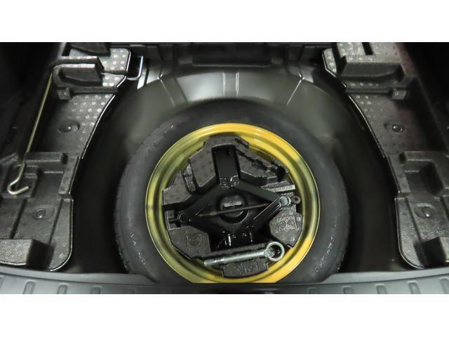 最下部にはテンパーのスペアータイヤと工具が付いてます。