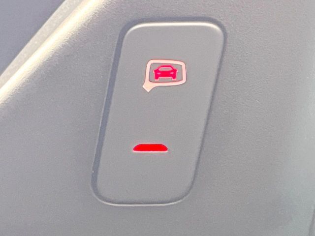 ●サイドアシスト（後方支援）：走行中、ドライバーの死角の車両を検出して事故を未然に防ぐシステムです。レーダーセンサーが後方の並走車を検出すると、該当する側のドアミラー内側LEDが点灯し注意を促します。