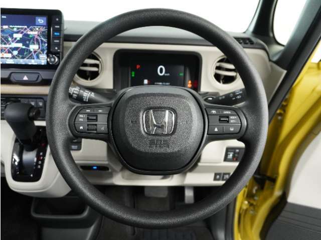 【Honda SENSING】 カメラ等装置で精度の高い検知能力を発揮、安全運転を支援します。ステアリング上のコントローラーに注目！