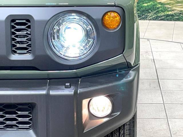 【LEDヘッドライト】悪天候や夜間走行時も良好な視界を確保し安心して運転できる高輝度LEDヘッドライトを装備！点灯速度が早く、消費電力も抑えられています。