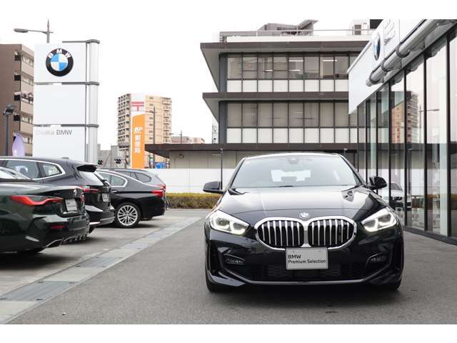 BMWの代名詞の【キドニーグリル】グリルが腎臓のように見えるので【キドニー】と呼ばれるようになりました。一目見ただけでBMWであると認識できる確固たるアイコンとして存在感を放ちます。