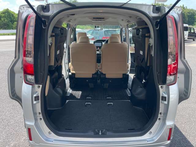 サードシートは跳ね上げタイプです。スペアタイヤ装着車輌です。