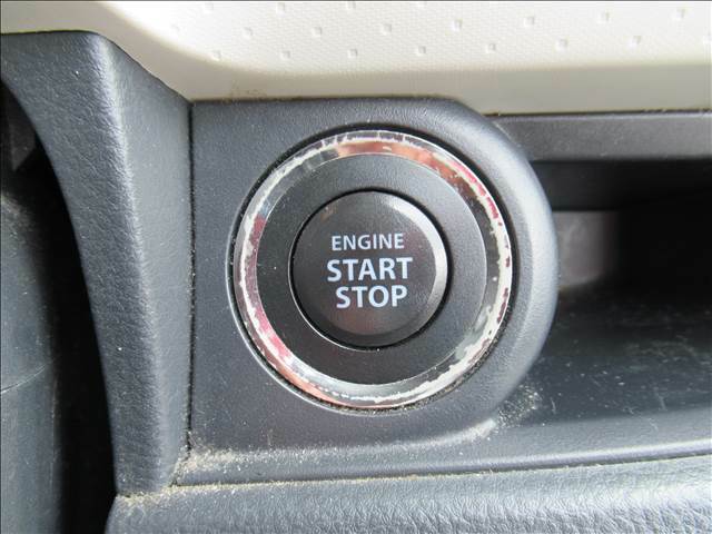 鍵を差して回す必要はありません。プッシュボタンを押してエンジン始動！