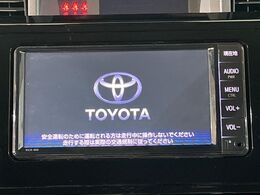 【純正ナビ】人気の純正ナビを装備しております。ナビの使いやすさはもちろん、オーディオ機能も充実！キャンプや旅行はもちろん、通勤や買い物など普段のドライブも楽しくなるはず♪