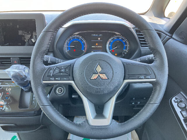 ステアリングスイッチ付です。オーディオ操作が運転中でもしやすくなっています。