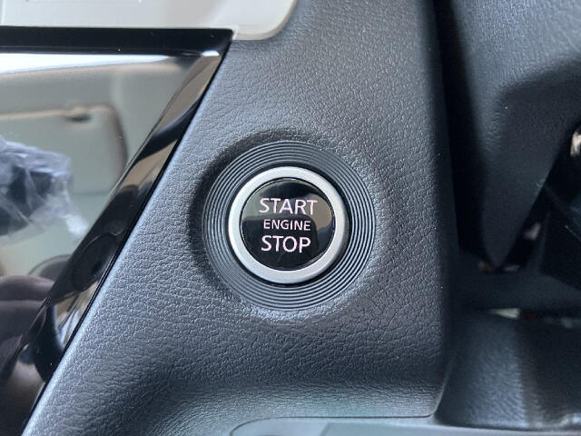 エンジンスタートスイッチがついています。