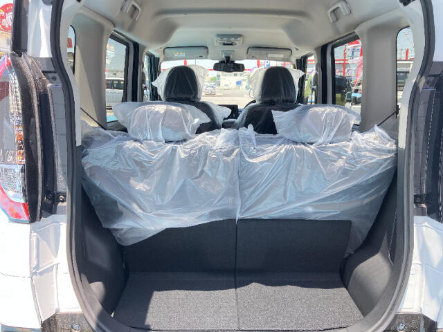 荷物しっかり積めます。後席と倒せば背の高い荷物も積も事が出来ます！