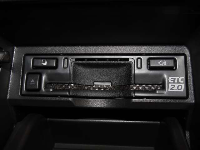 運転席お膝元にETCカード挿入口がございます。