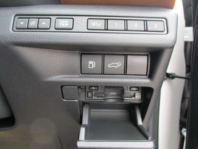 運転おひざ元に各種スイッチが配置されております。