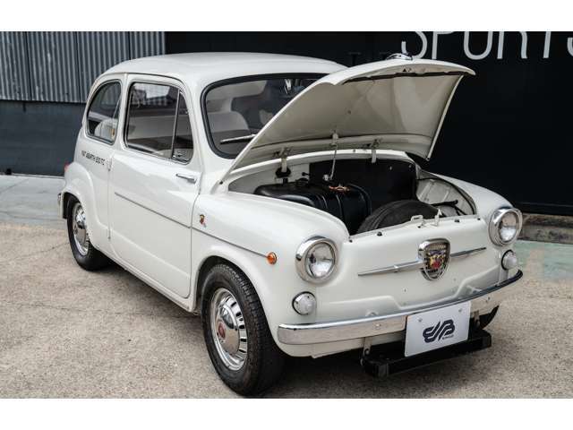 フィアット　850 ポリトーイズ 色とデザインで選ぶイタリア車。日本ではあまり見かけない一台を