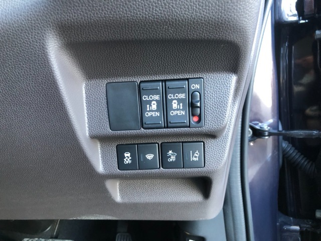 【両側電動スライドドア】リモコンや運転席のスイッチ操作のほか、ドアハンドルを少し引くだけでリアドアが自動開閉します♪