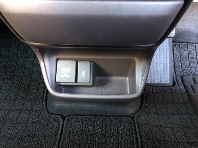 【充電用USBポート】スマホなどの充電に便利なUSBポートがついています！