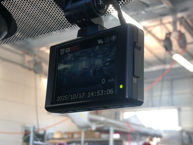 【前方ドライブレコーダー】前方にドラレコがついています！何かあった時の為に、ほとんどの方がつけられています！