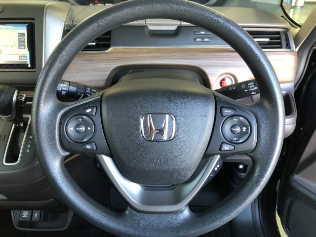 【ハンドル】ステアリングスイッチとクルーズコントロールがついていて便利です！