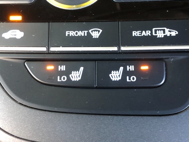 【シートヒーター】スイッチを押せば、座面と背もたれで体を温めてくれます♪