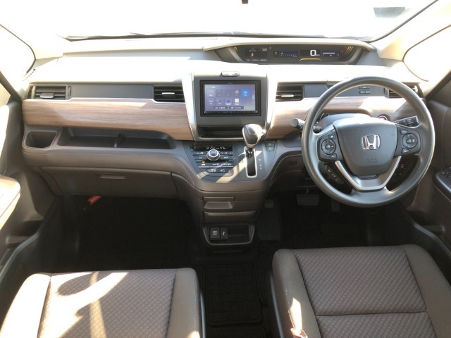 【インパネ全体】手が届きやすく、どなたでも運転しやすいです。シンプルで使いやすい設計になっています！