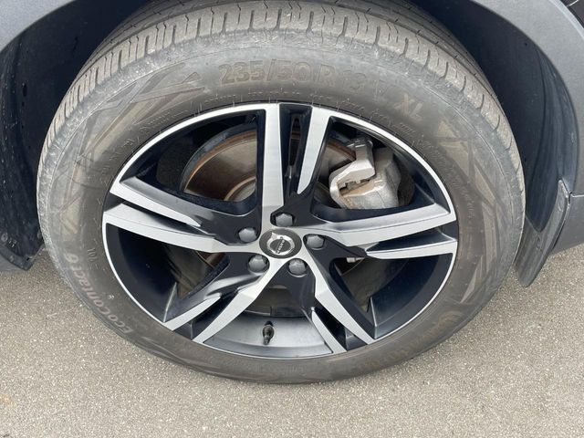 【純正19インチアルミホイール】こだわりを持ってモデル別にデザインされた純正アルミホイールを装着。しつこい鉄粉や錆に高い効果を発揮する「ホイールコーティング」の施工も受付中！
