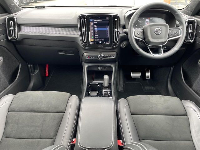 XC40B4　AWD　Rデザイン　入庫です！harman/kardon高音質サウンドなど快適装備盛りだくさん♪もちろんボルボが世界に誇る安全機能も装備！デザインと高級感のある1台です。