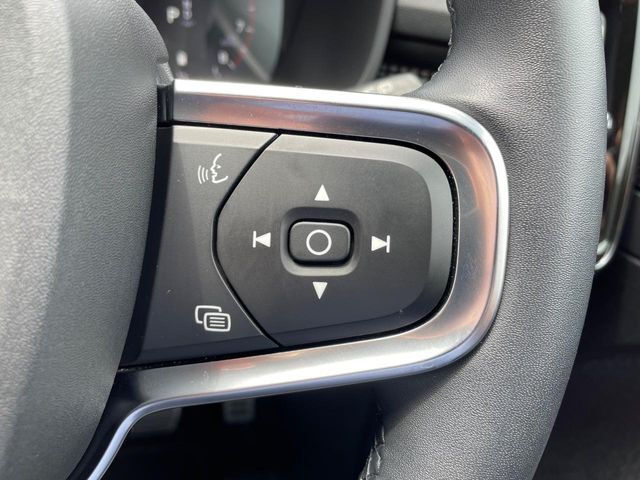 【ステアリングスイッチ】運転中、前方から目線をそらさずにオーディオ等の操作ができるよう、適切に配置されたスイッチ類。安心＆快適なドライブを演出してくれる便利な機能です。
