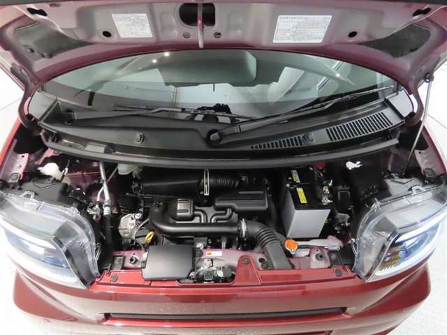 車にとって、とても大切な部分のエンジンルーム。綺麗に清掃済みで安心です。