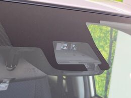 【トヨタセーフティセンス】走行中に前方の車両等を認識し、衝突しそうな時は警報とブレーキで衝突回避と被害軽減をアシスト。より安全にドライブをお楽しみいただけます。