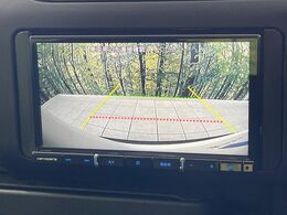 【バックカメラ】駐車時に後方がリアルタイム映像で確認できます。大型商業施設や立体駐車場での駐車時や、夜間のバック時に大活躍！運転スキルに関わらず、今や必須となった装備のひとつです！