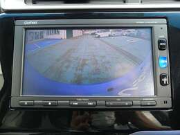 リアカメラが装備されており、後方の安全確認はもちろんのこと狭い場所での駐車や雨の日・夜間など視界の悪いコンディションでのストレスの軽減にもなります。